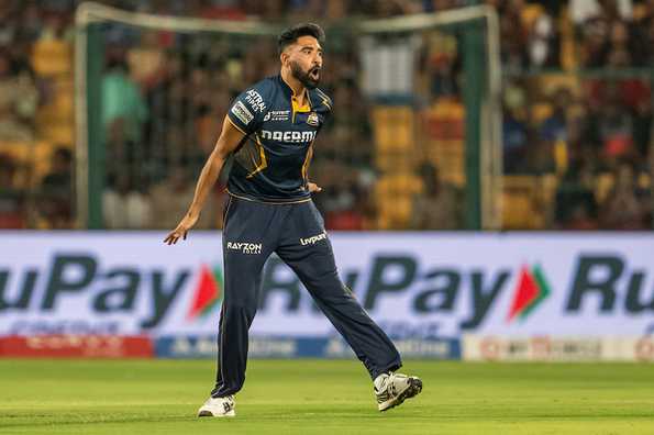 Mohammed Siraj หายใจไฟในช่วงเวทมนตร์ลูกบอลใหม่ที่พิเศษของเขาต่อต้าน RCB. Mohammed Siraj หายใจไฟในช่วงเวทมนตร์ลูกบอลใหม่ที่พิเศษของเขาต่อต้าน RCB.