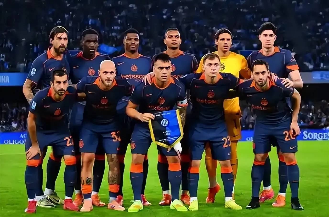 อินเตอร์ มิลาน ต้องเผชิญกับศึกหนัก! ความผิดพลาดของผู้ตัดสินทำให้พวกเขาพลาดชัยชนะ ขณะที่การบาดเจ็บของผู้เล่นคนสำคัญเป็นเวลา 6 สัปดาห์ ทำให้ผู้จัดการทีมคอนเต้ถูกวิจารณ์อย่างหนัก และซิฟโควิชต้องเผชิญกับการทดสอบที่สำคัญ แชมเปียนส์ลีก, นาโปลี, เซเรีย อา