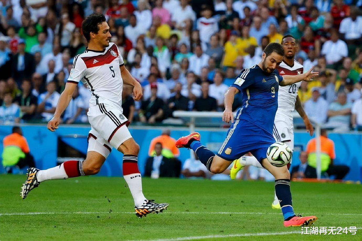 แชมป์เปียนส์ลีก, เวิลด์คัพ, โคปาอเมริกา – ทั้งหมดพลาดไปเพียงนิดเดียว. เขายังคงเป็นผู้ขาดหายที่เด่นชัดที่สุดของอาร์เจนตินาในชัยชนะเวิลด์คัพของพวกเขา! _ฮีกัวอิน_ เรอัล มาดริด นาโปลี