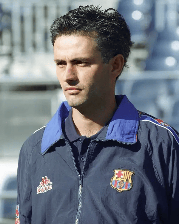 ถล่มยับ 5-0! กองหน้าทำแฮตทริก พาทีมมูรินโญ่ไร้พ่าย 9 นัดรวดและรั้งอันดับสอง – พวกเขาจะพลิกสถานการณ์ในแชมเปียนส์ลีกได้หรือไม่? _อารูกา_ เบนฟิก้า_ ปอร์โต้