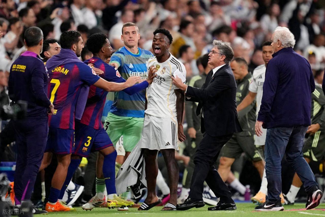 การพลิกผันที่น่าทึ่ง: ระหว่างการแข่งขัน หมีหนุ่มยิ้มกว้างขณะกอดยามาเล แต่หลังจบเกม ความตึงเครียดก็ปะทุขึ้นเมื่อพวกเขาเผชิญหน้ากันราวกับศัตรูคู่อาฆาต การแข่งขัน: วินิซิอุส ผู้เล่น