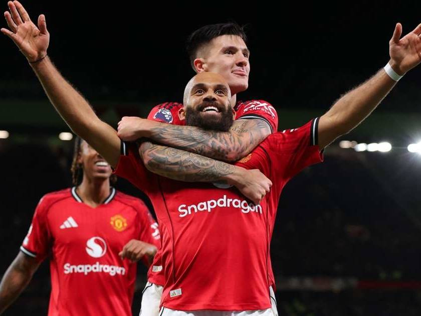 การเปลี่ยนแปลงทัศนคติของรูนีย์จากความสงสัยไปเป็นความชื่นชมในตัวเอ็มบูโม โดยยกย่องเขาว่าเป็นนักเตะที่ประสบความสำเร็จมากที่สุดของยูไนเต็ดในปีนี้ _ประตู_ผู้ทำประตู_กองหน้า_การแข่งขัน