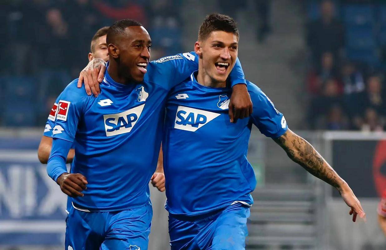 เซนต์เพาลีเปิดบ้านรับการมาเยือนของฮอฟเฟ่นไฮม์ โดยเป็นการพบกันระหว่างทีมน้องใหม่ของบุนเดสลีกากับทีมยักษ์ใหญ่ของลีก ทั้งสองทีมดูเหมือนจะเหนื่อยล้าทั้งในเกมรุกและเกมรับ ทำให้การแข่งขันนี้คาดเดาได้ยากมาก _เกมรุก_เกมรับ_บาเยิร์น มิวนิค