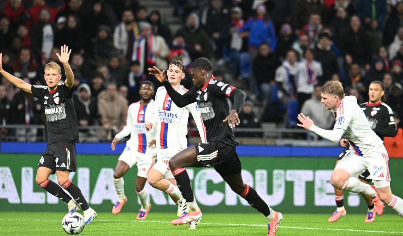 ชัยชนะอันน่าตื่นเต้น 2-1 ในแบบพลิกกลับมาทำให้การแข่งขันชิงแชมป์เกิดความวุ่นวาย โดยปารีส แซงต์-แชร์กแมง มีคะแนนนำเพียงเล็กน้อย และสี่อันดับแรกมีคะแนนห่างกันเพียงสองคะแนนเท่านั้น ลียงโจมตีสตราสบูร์ก