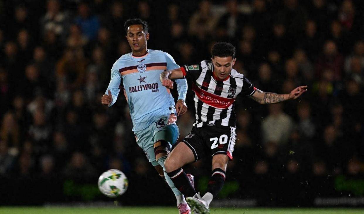 ศึก EFL คัพ ร้อนแรงขึ้น! เจนเซ่น วัย 29 ปี ยิงประตูสุดมหัศจรรย์พา เบรนท์ฟอร์ด ถล่ม กรีนส์บี 5-0 ส่งพวกเขาตกรอบ_การแข่งขัน_ฟุตบอล_พรีเมียร์ลีก