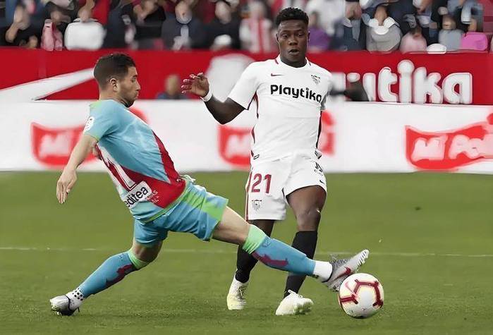 สตราสบูร์กเปิดบ้านรับการมาเยือนของอฌักซิโอ้ แข้งเจ้าบ้านมีเกมรุกที่น่าเกรงขามแต่มีจุดอ่อนในเกมรับ ขณะที่อฌักซิโอ้ประสบปัญหาทั้งเกมรุกและเกมรับ การแข่งขันที่สำคัญนี้จะเป็นตัวชี้ขาดการผ่านเข้ารอบยุโรปและการอยู่รอดจากการตกชั้น _เกมรับ_ ลีก โมนาโก