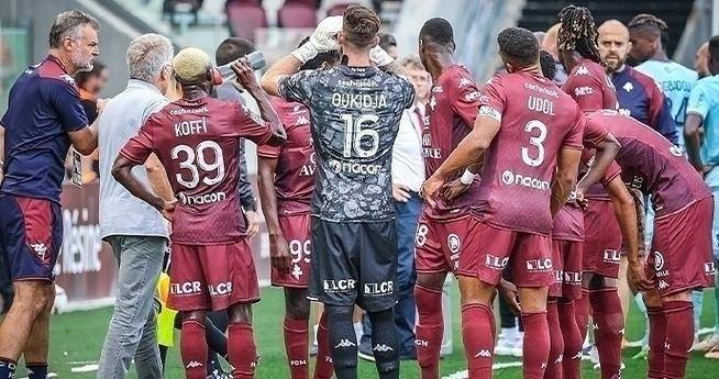 เม็ตซ์เปิดบ้านรับการมาเยือนของเลนส์ในการต่อสู้เพื่อหนีการตกชั้นที่สำคัญ โดยเจ้าบ้านกำลังดิ้นรนเพื่อหาสมดุลในเกมรุกและเกมรับ ขณะที่ทีมเยือนมีความแข็งแกร่งในทั้งสองด้าน