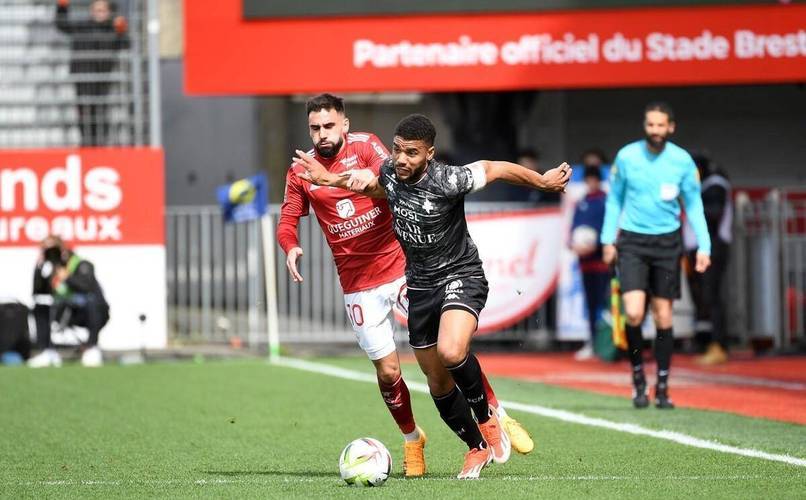 เม็ตซ์เปิดบ้านรับการมาเยือนของเลนส์ในการปะทะที่ดุเดือดระหว่างทีมที่แข็งแกร่งและทีมที่อ่อนแอ กองหลังของเม็ตซ์พังทลายขณะที่เลนส์เปิดฉากโจมตีอย่างดุเดือด แย่งชิงตำแหน่งหนีตกชั้น _การโจมตี_การป้องกัน_การแข่งขัน