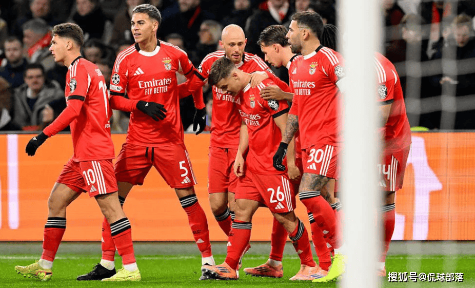 0-2! แชมป์ลีกสูงสุดสี่สมัยล้มเหลว อยู่อันดับสุดท้ายของกลุ่มโดยไม่มีคะแนนหลังจากผ่านไปห้าเกม. มูรินโญ่ยุติสถิติแพ้หกนัดติดต่อกัน จุดประกายความหวังในการผ่านเข้ารอบ. เบนฟิก้า พบ อาแจ็กซ์