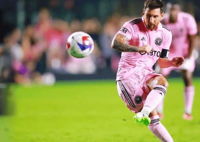 คีเลียน เอ็มบัปเป้ ครองตำแหน่งผู้นำในสถิติหนึ่งรายการในลีกชั้นนำของยุโรปทั้งห้าลีก แต่คู่แข่งหลักของเขาในการชิงรางวัลบัลลงดอร์ยังคงเป็นลิโอเนล เมสซี