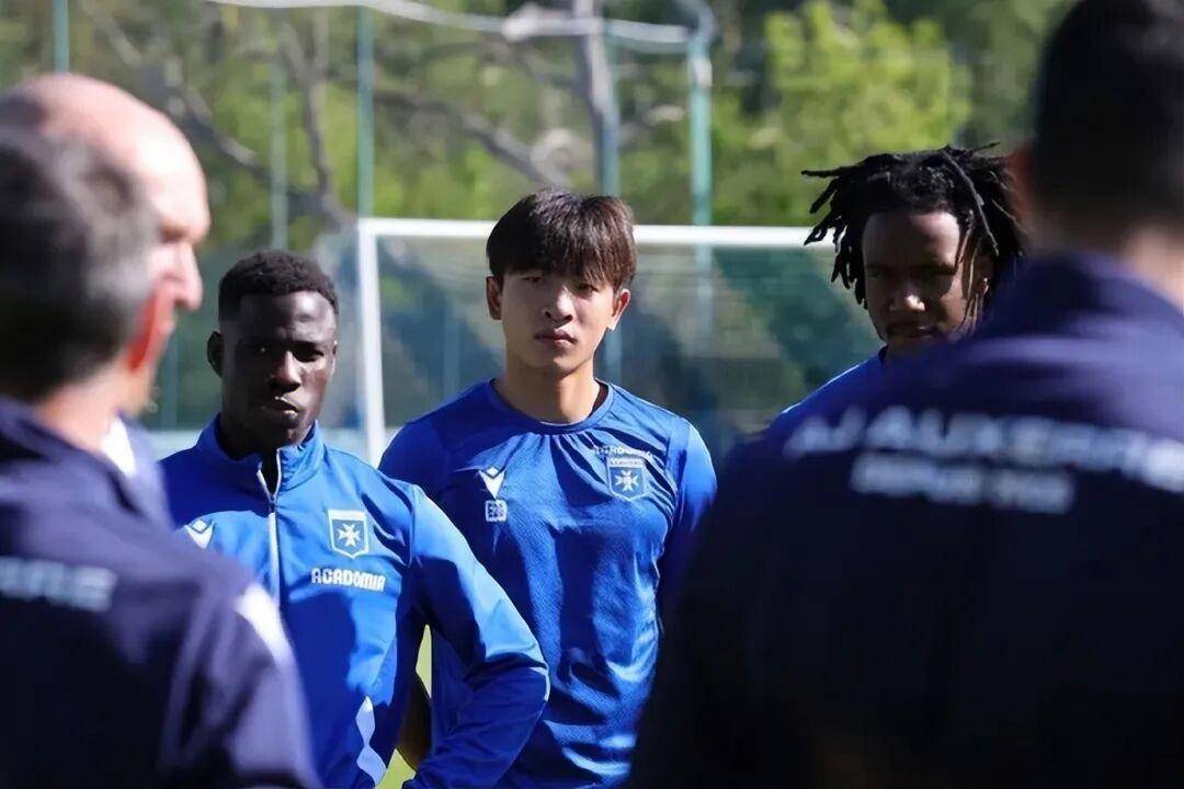 อัจฉริยะวัย 18 ปีจุดประกายทีมชาติ! สถิติหนึ่งยังคงเป็นคำสาปจากต่างแดน – พวกเขาจะสามารถฝ่าฟันอุปสรรคครั้งนี้ได้จริงหรือ?_นักเตะ_จีน_ฟุตบอล