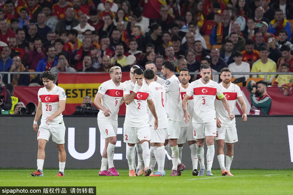 บาร์เซโลนาและแฟรงค์เฟิร์ตต่อสู้กันอย่างดุเดือดในครึ่งแรก: การดวลเชิงรุกและรับที่เสมอกัน 1-1! การป้องกัน การโจมตี