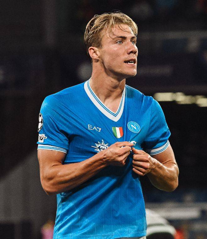 เซเรีย อา: นาโปลี 2-1 ยูเวนตุส ขึ้นจ่าฝูง! โฮจ์lund ยิงสองประตู ขณะที่ประตูของอิลดิซไม่เพียงพอ_แมตช์_แม็คโทมิเนย์เคลียร์ลูกโหม่ง