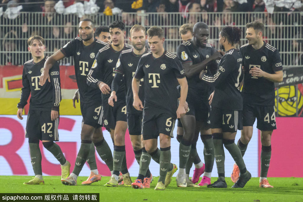 การทำสองประตูของคาร์ลส์กระตุ้นการต่อสู้ของเซนต์เพาลีจากสถานการณ์ยากลำบาก; ทีมที่เล่นสิบคนจัดการกลับมาอย่างน่าทึ่ง การแข่งขัน: ชัยชนะเหนือไฮเดนไฮม์