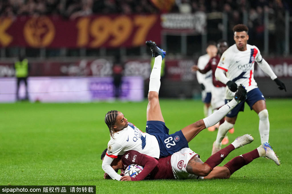 ลีกเอิง - ดาวรุ่งวัย 18 ปีทำประตูแรกได้สำเร็จ ขณะที่รามอสและดูเอ้ยิงประตู; ปารีส แซงต์-แชร์กแมง คว้าชัยชนะ 3-2 เหนือเมตซ์ คว้าชัยชนะติดต่อกัน _แซงต์-แชร์กแมง_ _อี คัง-อิน_ _เขตโทษ_