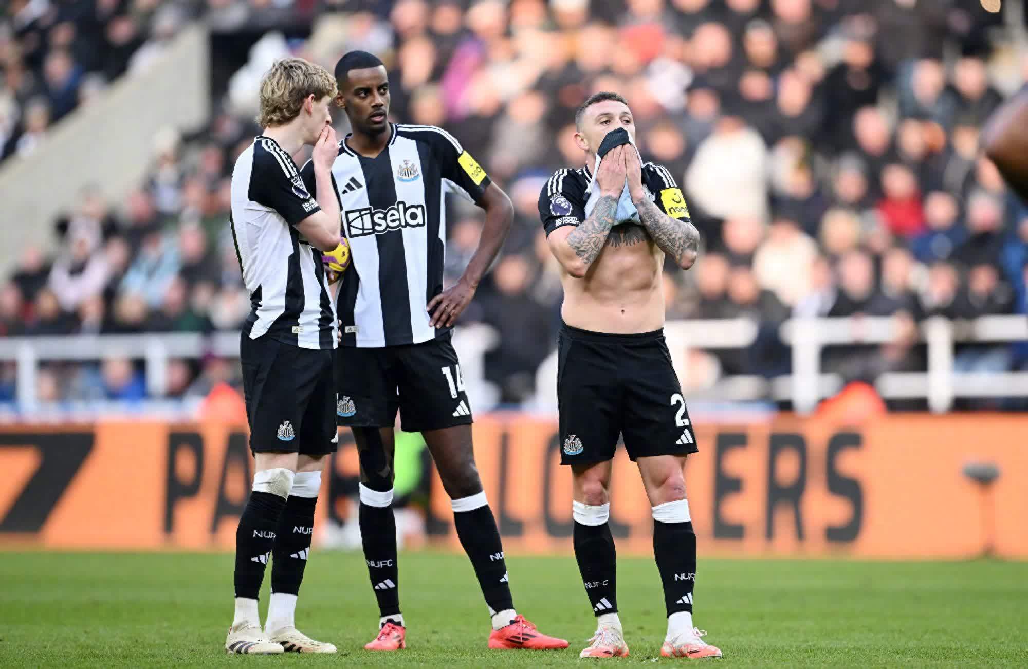 วันอาทิตย์ 012 การเผชิญหน้าพรีเมียร์ลีก: ฟอเรสต์ต่อสู้อย่างดุเดือดในบ้านพบกับสเปอร์สในการต่อสู้เพื่อความอยู่รอด! _การแข่งขัน_การโจมตี_กลยุทธ์