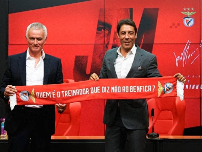 การแสดงเริ่มขึ้นแล้ว! ขยับขึ้นสิบอันดับในเวลาเพียงสองสัปดาห์ มูรินโญ่ไม่ใช่แค่มีเวทมนตร์เท่านั้น—เขายังเป็นผู้ชายที่มองเห็นพรสวรรค์อีกด้วย แม็คโทมิเนย์ เบนฟิก้า แชมเปียนส์ลีก