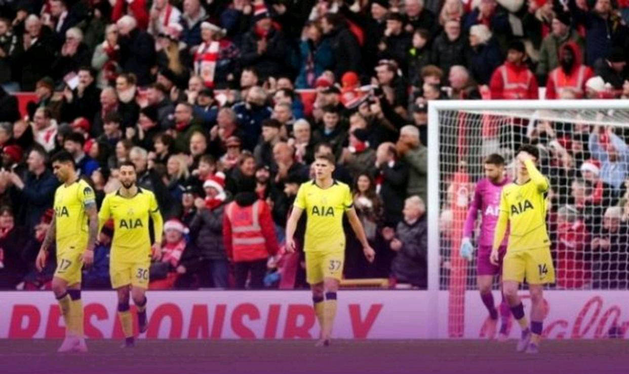 พรีเมียร์ลีก แมตช์เดย์ 16: ท็อตแน่ม ฮ็อตสเปอร์ พ่ายแพ้ 3-0 ในเกมเยือนต่อ น็อตติงแฮม ฟอเรสต์ สถิติฤดูกาลนี้ชนะ 6 นัด เสมอ 4 นัด และแพ้ 6 นัด สร้างความกังวล _ประวัติศาสตร์_สนับสนุน_แชมเปียนส์ลีก