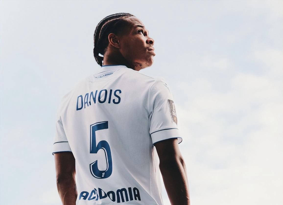 กองกลางวัย 21 ปีจากลีกฝรั่งเศสกลายเป็นดาวรุ่งสารพัดประโยชน์ 6 ยักษ์ใหญ่ยุโรปแย่งชิงลายเซ็น เสนอราคา 11 ล้านยูโรถูกปฏิเสธ_Nua_passing_defence