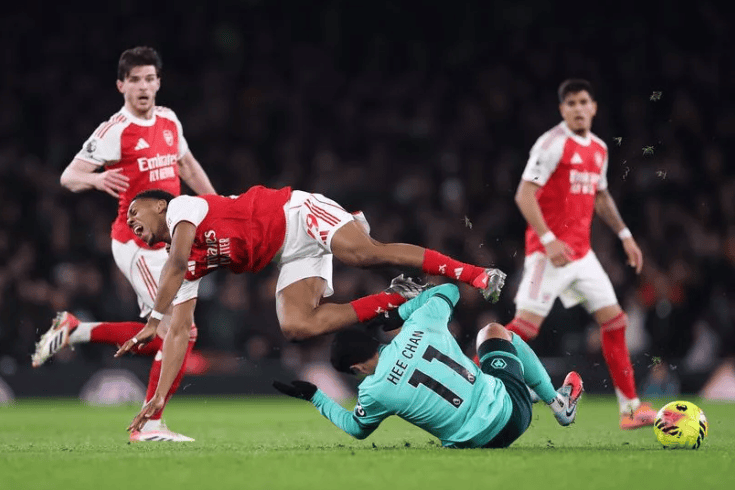 การเข้าสกัดที่เป็นประเด็นของอู ฮี-ชาน รอดพ้นใบแดง ขณะที่อาร์เซนอลทำลายคำสาปด้วยลูกเตะมุมเพื่อคว้าชัยชนะ การแข่งขัน: มิเกล อาร์เตต้า, แซม จอห์นสโตน