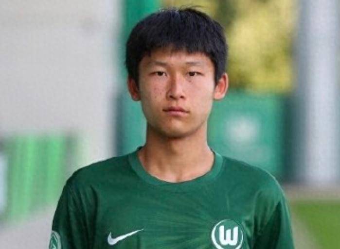 เซอร์ไพรส์! เด็กอัจฉริยะชาวจีนวัย 16 ปีทำประตูในการลงเล่นบุนเดสลีกาติดต่อกันเป็นนัดที่สอง ขณะที่โค้ชของเขาพาทีมเลื่อนชั้นสู่ทีมชุดใหญ่_เจียง จิงฉี_การแข่งขัน_VfL โวล์ฟสบวร์ก