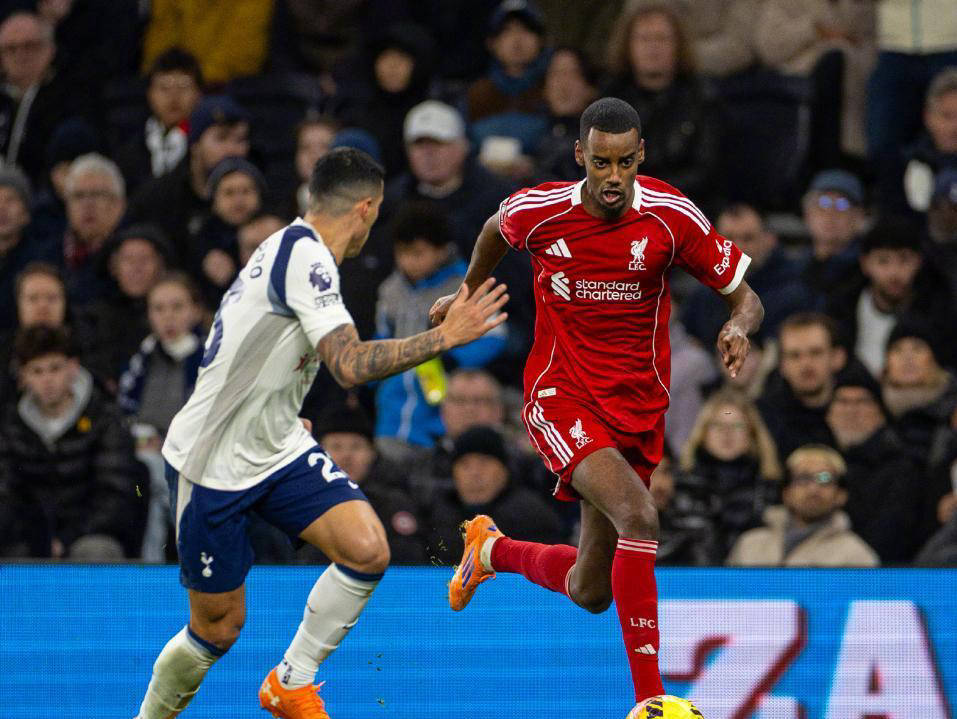 ลิเวอร์พูล 2-1 ท็อตแนม: แฟนบอลพยายามซ่อนความผิดหวังเมื่อจิตวิญญาณการต่อสู้ของหงส์แดงจางหายและสูตรแห่งชัยชนะหลุดลอยไป แมตช์: สลอตต์ ผู้เล่น