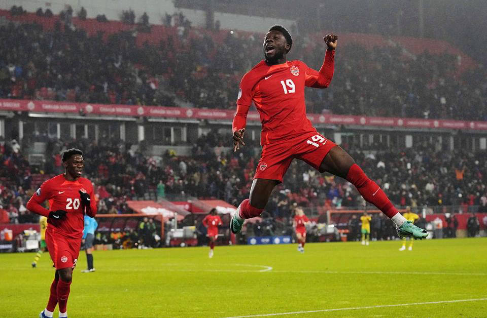 เปิดเผยรายชื่อนักเตะที่มีมูลค่าสูงที่สุดในบุนเดสลีกา! มีเพียงสองคนที่ไม่ใช่ผู้เล่นของบาเยิร์นในทีม 11 คน – นี่จะทำให้การแข่งขันชิงแชมป์ขาดความตื่นเต้นหรือไม่? _ยูโร_ _บาเยิร์น มิวนิค_ _โบรุสเซีย ดอร์ทมุนด์_