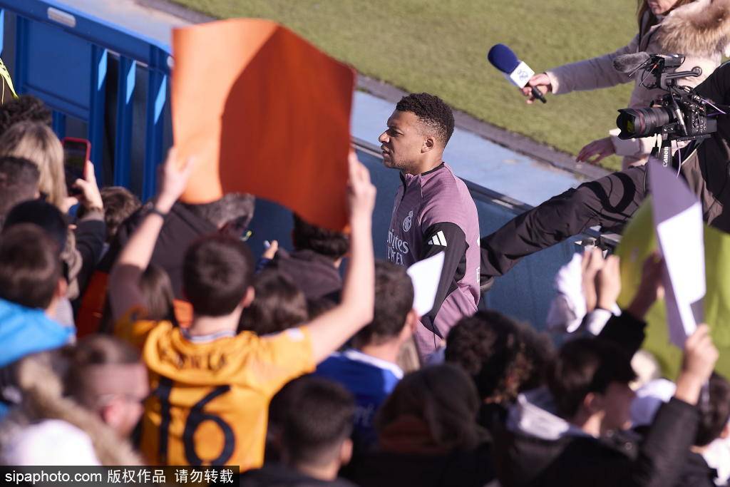 ก่อนการแข่งขันซูเปอร์คัพ: การฝึกซ้อมครั้งสุดท้ายของเรอัล มาดริด นำมาซึ่งข่าวใหญ่ โดยรูดิเกอร์ไม่เข้าร่วมการฝึกซ้อม ทำให้อลอนโซ่ต้องเผชิญกับปัญหาใหญ่ _เอ็มบัปเป้_ _การแข่งขัน_ _นัดชิงชนะเลิศ_