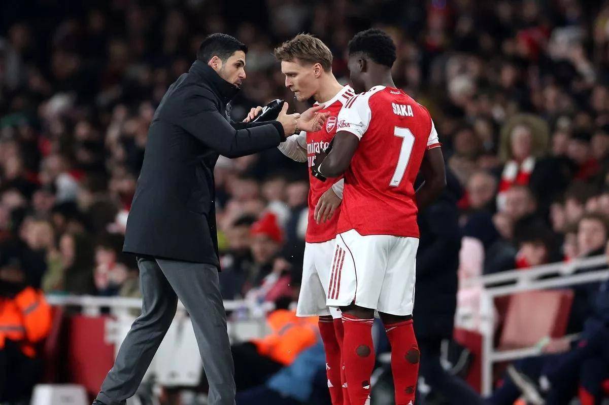 อาร์เซนอล: แพ้สองนัดในสี่รายการ – การไถ่ถอนถ้วยรางวัลของอาร์เตต้าและวิกฤตการณ์การจัดการทีม