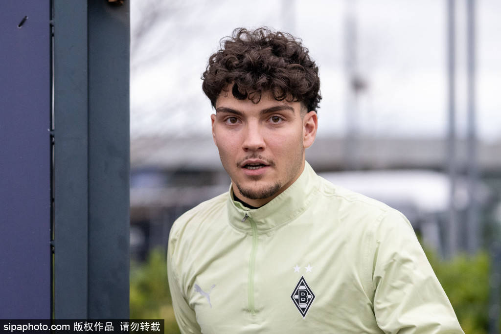 โบรุสเซีย มึนเช่นกลัดบัค คว้าตัวนักเตะดาวรุ่งชาวอาร์เจนตินา ซาลค์ ด้วยสัญญายืมตัว, ดาวรุ่งตัวรุกของเลเวอร์คูเซ่นเผชิญความท้าทายใหม่ _ฤดูกาลนี้_ _การแข่งขัน_ _นักเตะดาวรุ่ง_