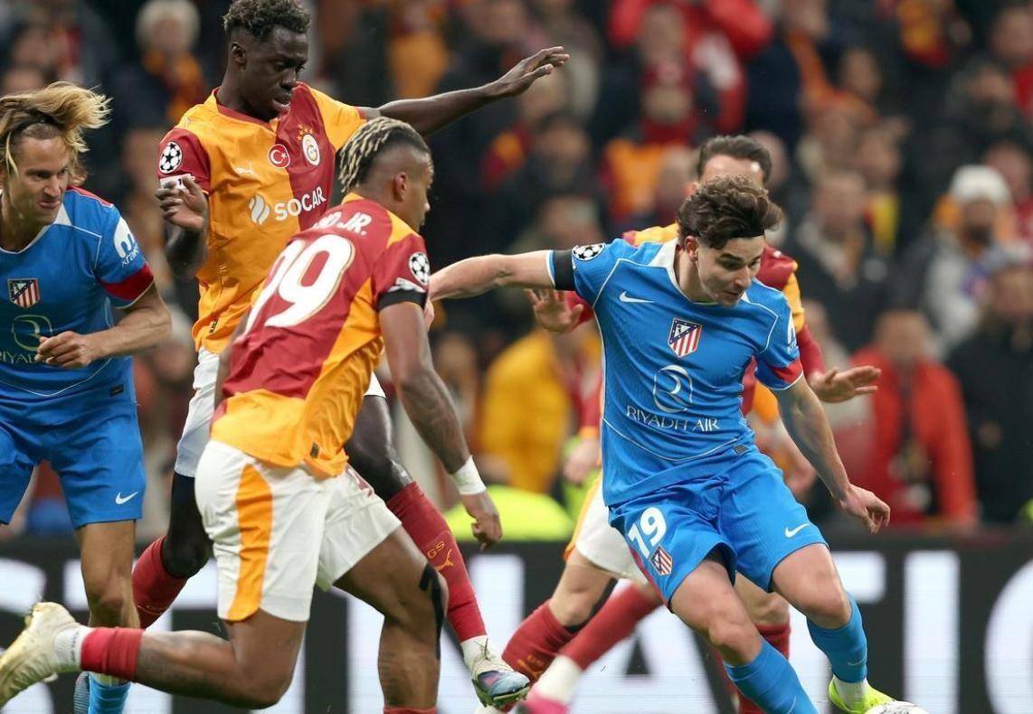 กองหน้าที่ยิงได้ 100 ประตู ไม่สามารถทำประตูได้ใน 7 นัดติดต่อกัน! ซิเมโอเน่เปลี่ยนตัวผู้เล่น 3 คน แต่ไม่สามารถทนดูได้เมื่อความฝันของแอตเลติโกในแชมเปียนส์ลีกแตกสลายในตุรกี_อัลวาเรซ_แมตช์_การโจมตี