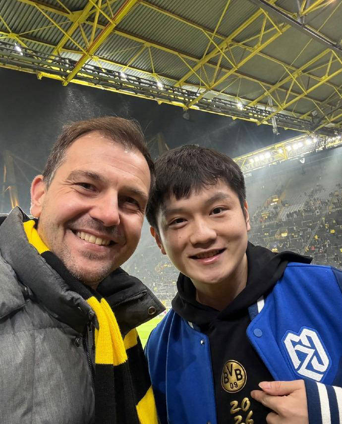 ความร่วมมือที่เปล่งประกาย! ฟาน เจ๋อดง ได้รับเชิญให้ชมการแข่งขันแชมเปียนส์ลีกของดอร์ทมุนด์ ซีอีโอมอบเสื้อหมายเลข 1 สุดพิเศษท่ามกลางเสียงเชียร์กระหึ่ม _โบรุสเซีย ดอร์ทมุนด์_ _อินเตอร์ มิลาน_ _เซเรีย อา_