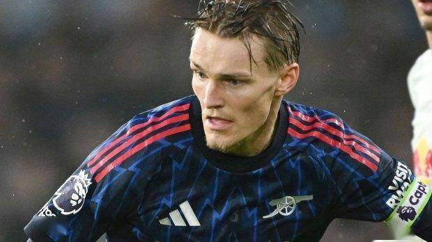 จากความสงสัยสู่การสนับสนุนอย่างเต็มที่: มาร์ติน โอเดการ์ดชนะใจตำนานอาร์เซนอล อดัมส์ กัปตันบูคาโย ซาก้า และฤดูกาลนี้ได้อย่างไร