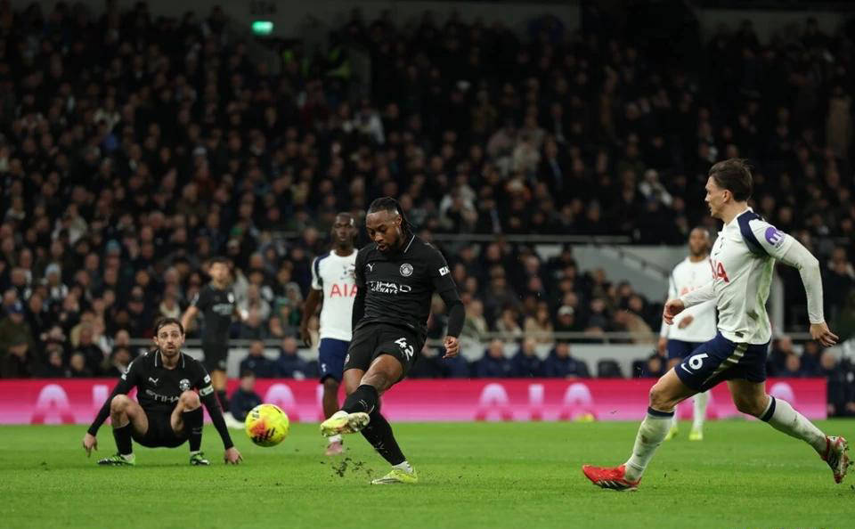 เซเมเนโยทำสองประตูใส่สเปอร์สในรอบ 25 วัน! ผู้เล่นคนที่สามของพรีเมียร์ลีกที่ฉลองด้วยการตีลังกาหลังได้รับเสียงโห่จากแฟนเจ้าบ้าน_การแข่งขัน_แมนเชสเตอร์ ซิตี้_ประตู