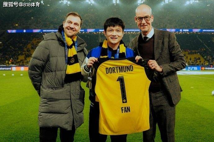 ขำมาก! Boll พา Fan Zhendong เยี่ยมชมห้องถ้วยรางวัลของ Dortmund และดวงตาของ Dong ก็สว่างขึ้นเมื่อเห็นแชมป์: "ฉันรักทุกถ้วยเลย!"_แชมเปียนส์ลีก_อินเตอร์ มิลาน_เซเรีย อา