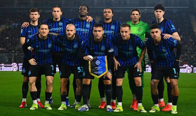 ชัยชนะ 18 ครั้งและเสมอ 1 ครั้งของอินเตอร์แทบไม่มีอะไรให้ฉลอง; กองกลางที่ย้ายทีมแบบไม่มีค่าตัวทำผลงานได้ระดับ 50 ล้านยูโร, ซิฟโควิชไม่หลงกลคำสัญญาที่ว่างเปล่า เซลินสกี้ พบ นาโปลี