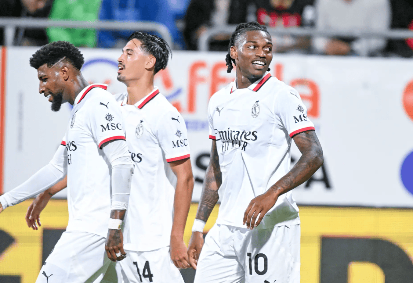 ค่ำคืนแห่งฟุตบอลที่เต็มไปด้วยอารมณ์ทั้งสุขและเศร้า! อาร์เซนอลคว้าชัยชนะรวม 4-2 เหนือเชลซีเพื่อเข้าสู่รอบชิงชนะเลิศ, บาร์เซโลนาผ่านเข้ารอบด้วยชัยชนะ 2-1, ขณะที่เอซี มิลานขยายสถิติไร้พ่ายเป็น 22 นัดด้วยชัยชนะ 3-0.