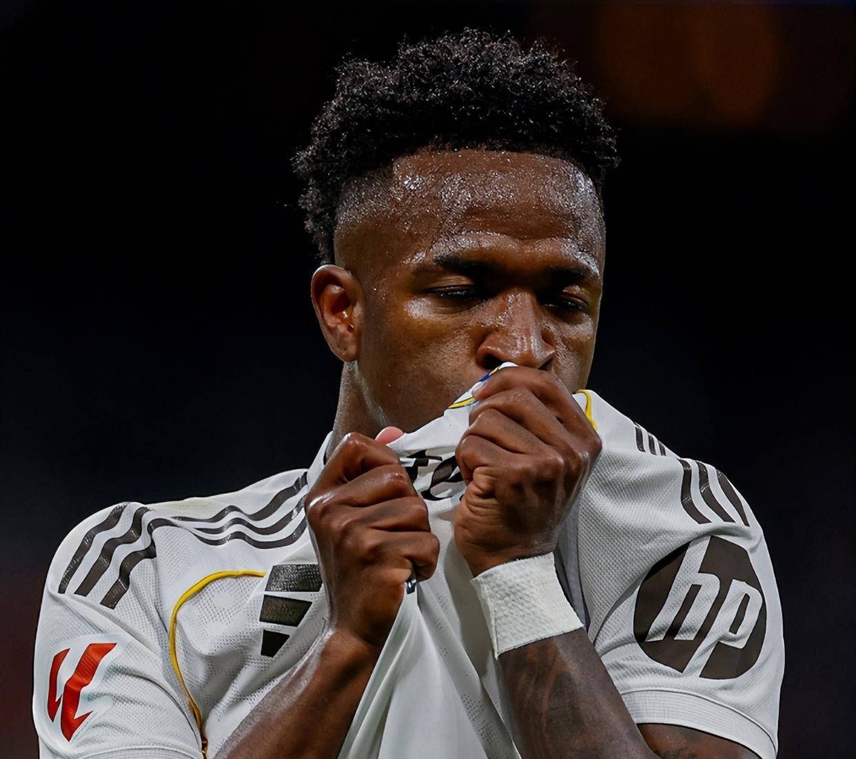 วินิซิอุสจะพลาดการแข่งขันลาลีกาหลังจากสะสมใบเหลืองครบห้าใบ เบลลิงแฮมต้องพักนานหลายเดือน ขณะที่เรอัล มาดริดเผชิญบททดสอบหนัก _การแข่งขัน_ _เกมรุก_ _แดนกลาง_