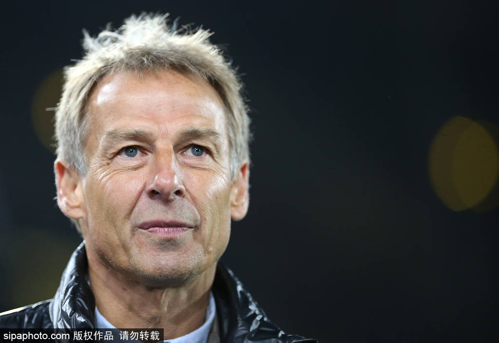 มีรายงานว่า ท็อตแน่ม ฮ็อตสเปอร์ กำลังจับตามองอดีตผู้จัดการทีมชาติเกาหลีใต้ คลินส์มันน์ โค้ชวัย 78 ปีที่พร้อมจะเข้ามาช่วยแก้ไขสถานการณ์ _โปเช็ตติโน่_ _ผู้จัดการทีม_ _ทีมชาติสหรัฐอเมริกา_