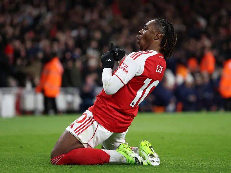 ถ่ายทอดสดพรีเมียร์ลีกผ่าน CCTV ขณะที่อาร์เซนอลและลิเวอร์พูลต่างเผชิญหน้ากับผู้จัดการทีมคนใหม่ ขณะที่ผู้จัดการทีมยูไนเต็ดต้องเผชิญกับคำสาปอีกครั้งหลังจากผ่านไปสามปี _การแข่งขัน_ แชมเปียนส์ลีก แมนเชสเตอร์ ซิตี้