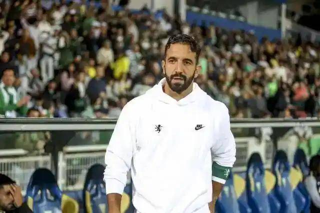 เคิร์กเฮิร์สต์กล่าวว่า อโมลินได้ยกระดับมาตรฐานความซื่อสัตย์ ในขณะที่เมาท์จำเป็นต้องเรียนรู้จากรอยส์ในช่วงที่อยู่ในจุดสูงสุด การแข่งขัน: แมนเชสเตอร์ ยูไนเต็ด พบกับ แชมเปียนส์ลีก