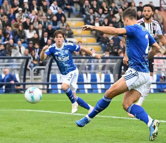 3-1! ทีมเล็กจากเซเรียอาได้ระเบิดฟอร์มแล้ว! ตามหลังแชมป์เก่าเพียงสองคะแนน พวกเขากำลังมุ่งหน้าสู่การคว้าตั๋วแชมเปียนส์ลีก คอมโญ่ นาโปลี ยูโรปาลีก