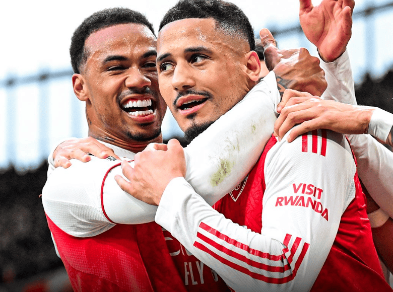 อันดับล่าสุดพรีเมียร์ลีก! อาร์เซนอลนำเป็นจ่าฝูงด้วยคะแนนนำห้าแต้มโดยมีเกมในมือ แมนเชสเตอร์ ยูไนเต็ดกลับสู่สามอันดับแรก ท็อตแน่ม ฮ็อตสเปอร์ไม่ชนะในสิบเกมติดต่อกัน แมนเชสเตอร์ ซิตี้แข่งขันในแชมเปี้ยนส์ลีก