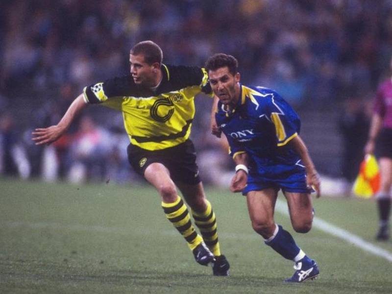 เมื่อเจ้าชายดอร์ทมุนด์รับตำแหน่งได้ยาก เขาสวมเสื้อหมายเลข 10 ของเยอรมัน แต่ไม่มีรูปลักษณ์อัจฉริยะ อัจฉริยะดูเหมือนคนสวย แต่จริงๆ แล้วเขาคือ Sad_lars riken_uefa champions league_uefa champions league