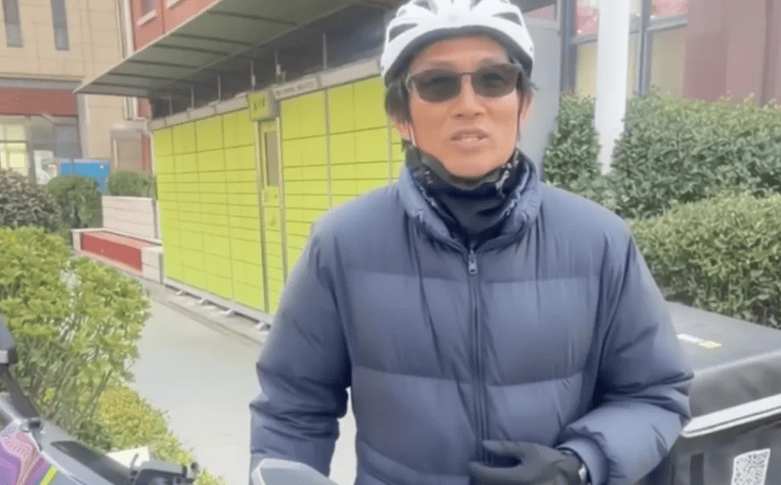 เฮ้อ ก่อนอายุ 49 ปี สตาร์ดังของจีน ซูเปอร์ลีก ส่ง Takeaway: รายได้สามหรือสี่ร้อยในหนึ่งวัน หลี่ เว่วเฟิง ยื่นมือช่วยเหลือหลังจากแจ้งสถานการณ์_Qiu Zhonghui_football_player