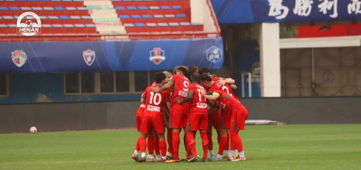 เป็นที่เข้าใจได้ว่าเพื่อนร่วมทีมแลกเปลี่ยนกลยุทธ์ในรอบชิงชนะเลิศ สื่อให้ความสำคัญกับพฤติกรรมนอกศาลมากเกินไป แทนที่จะทำ TROBY_COMPANY_FAN ZHENDONG_MOREGADE