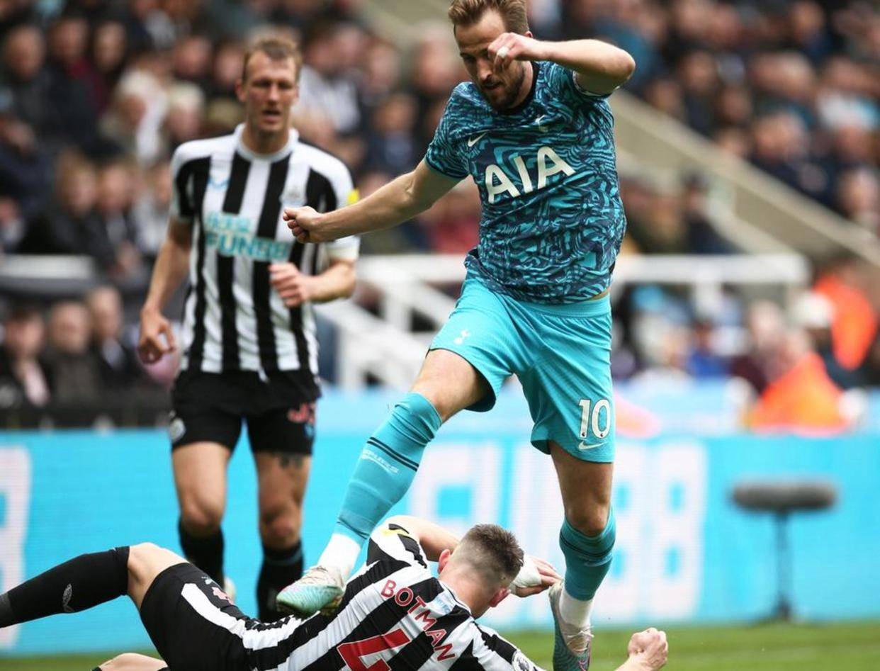 สามทีมที่แข็งแกร่งที่สุดในพรีเมียร์ลีกนั้นมั่นคงเหมือนสุนัขเก่า ท็อตแนมของนิวคาสเซิลลากขา, แมนเชสเตอร์ซิตี้ เชลซี ดรอป chain_teammates_chapter_ อาร์เซนอล