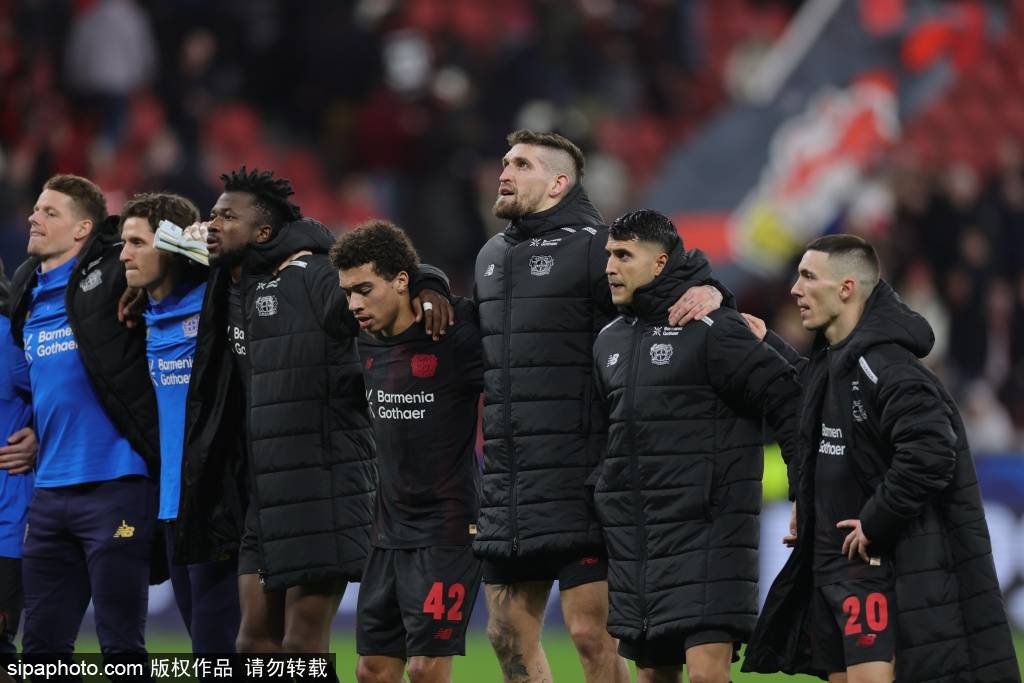 เกือบ! ในนาทีที่ 29 คาร์ลได้รับไม้กางเขนจากเพื่อนร่วมทีมและผลักดันศูนย์กลางของเสาและการแข่งขันที่ดุเดือดของบาเยิร์นกับเบอร์ลินที่บ้าน