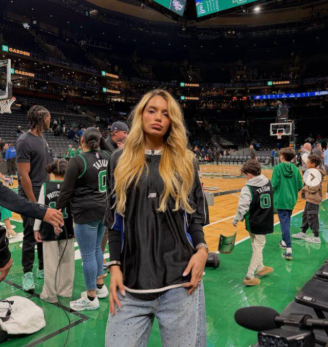 ภรรยาของ Endric มาที่ฉากเพื่อดูเกม Celtic Manpower เอาชนะ Thunder และด้านข้างของด้านข้างได้แบ่งปัน Temperament_Company_Social Network ที่สวยงาม
