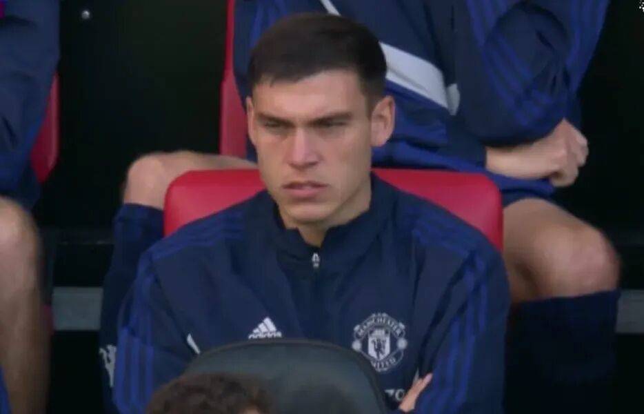 เอวเหล็ก 60 ล้านของแมนเชสเตอร์ยูไนเต็ดถูกทิ้งร้างเป็นเวลาสามเกมติดต่อกันและไม่ได้อยู่ในรายชื่อเพื่อหลีกเลี่ยงค่าเสื่อมราคา! การขายคนคนหนึ่งได้กำจัด loss_gate_hoyrende_euro